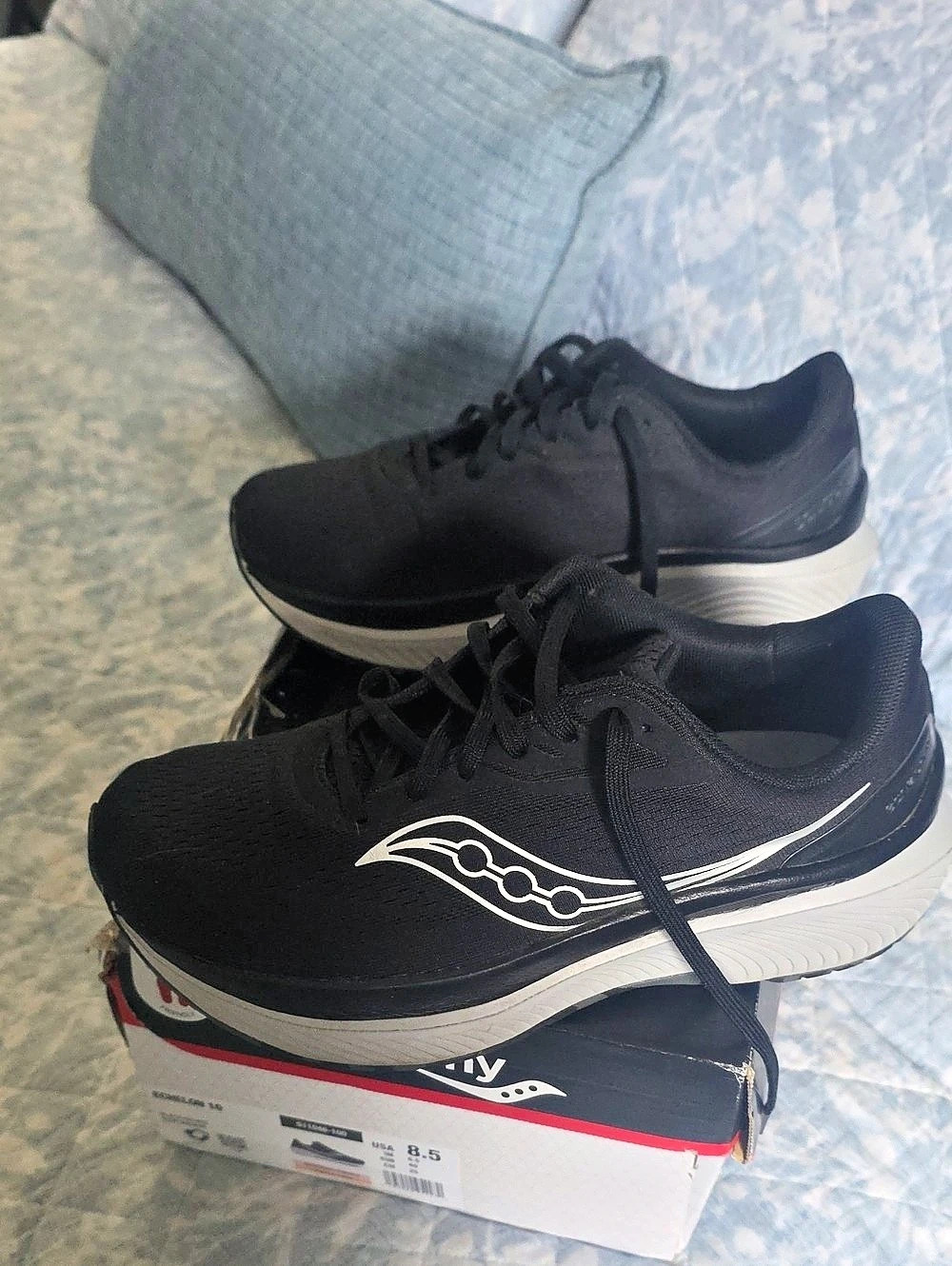 Saucony Echelon 10 Black & White US 8.5 Athletic Shoes